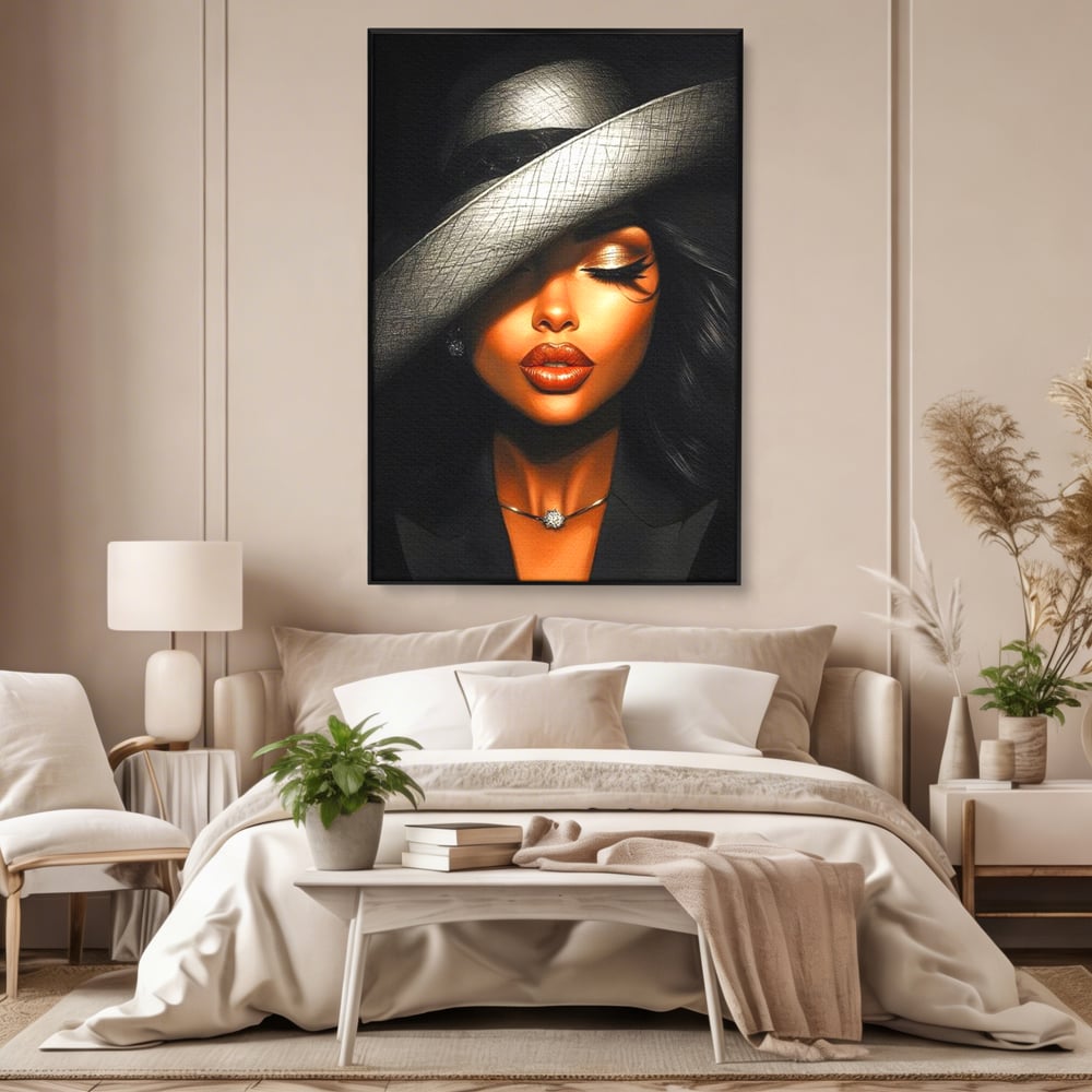 Tablou canvas cu tablou canvas cu femeie si palarie, in rama de aluminiu negru, pe perete intr-un dormitor